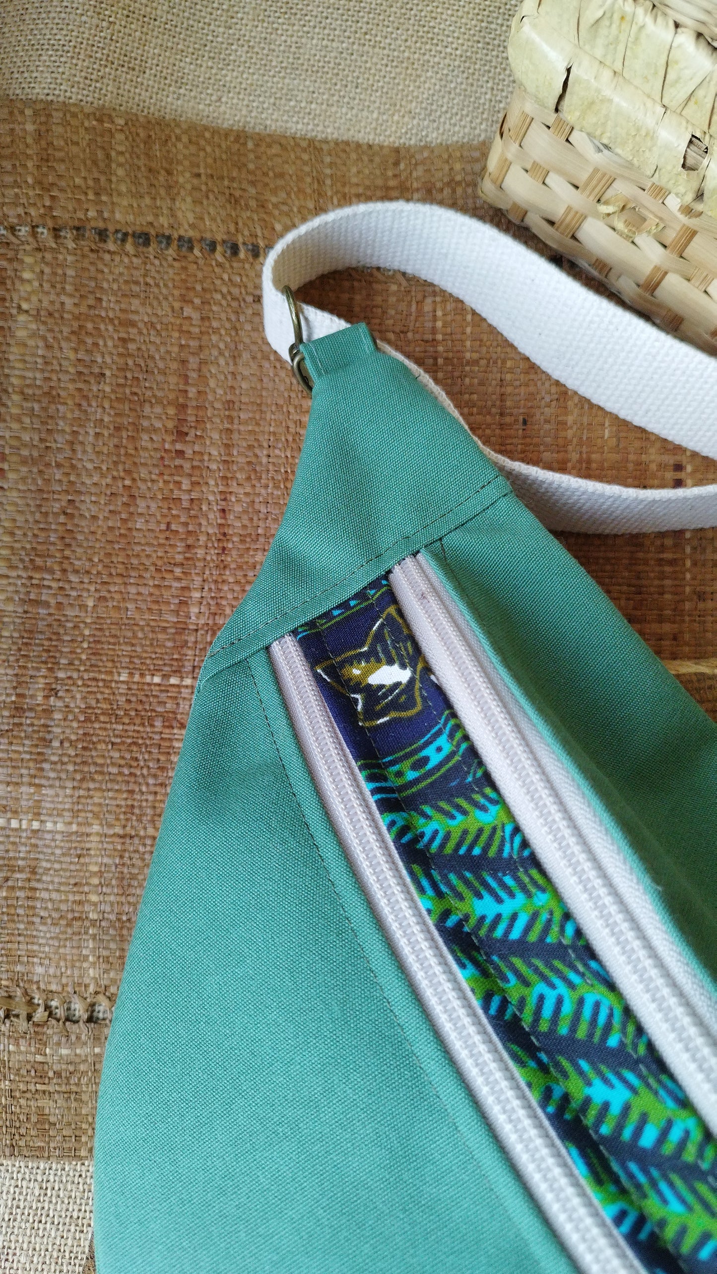 NOMADE - le sac banane XXL - Baghu - Sac artisanal belge Ethnique - vert sauge