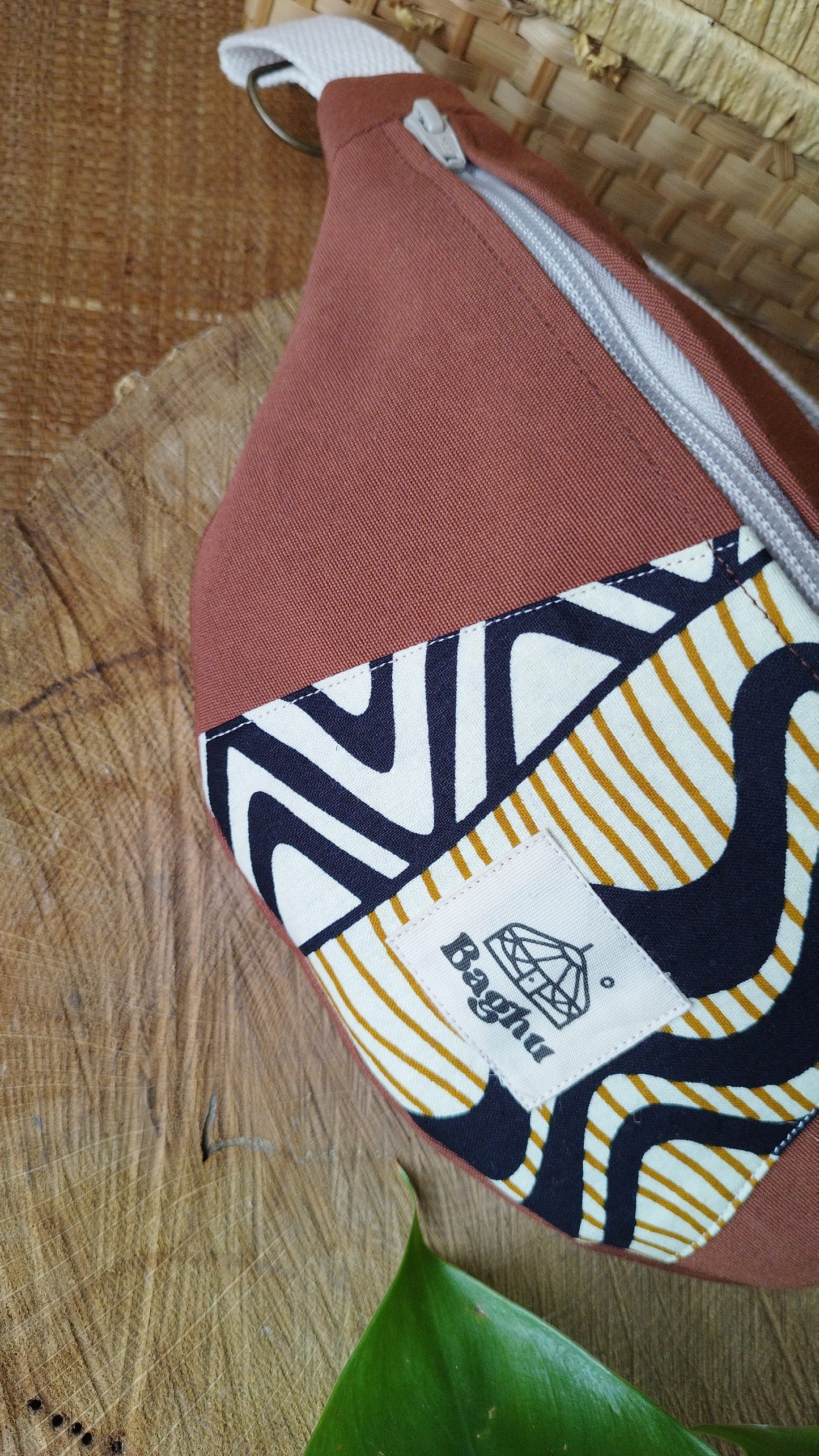 MINI NOMADE - petit sac banane S - Baghu - Sac artisanal belge - Ethnique - upcyclé - durable -