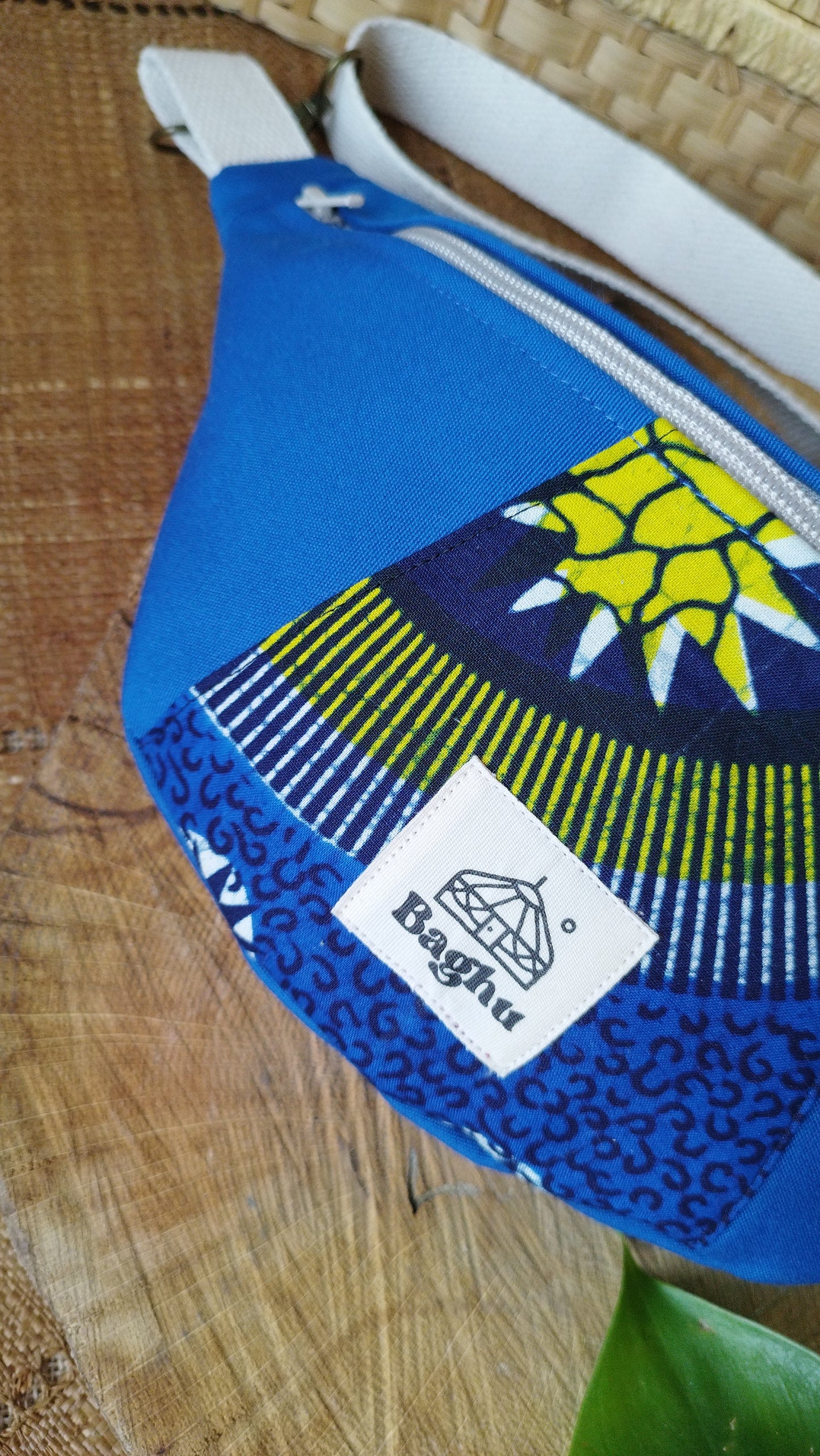 MINI NOMADE - petit sac banane S - Baghu - Sac artisanal belge - Ethnique - upcyclé - durable -