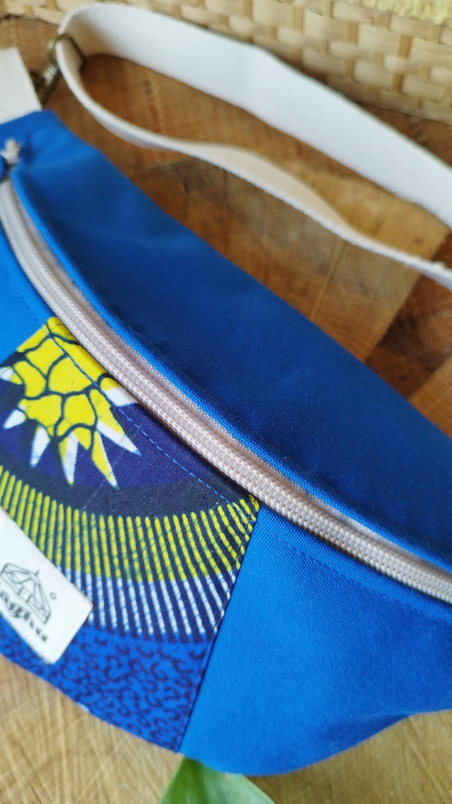 MINI NOMADE - petit sac banane S - Baghu - Sac artisanal belge - Ethnique - upcyclé - durable -
