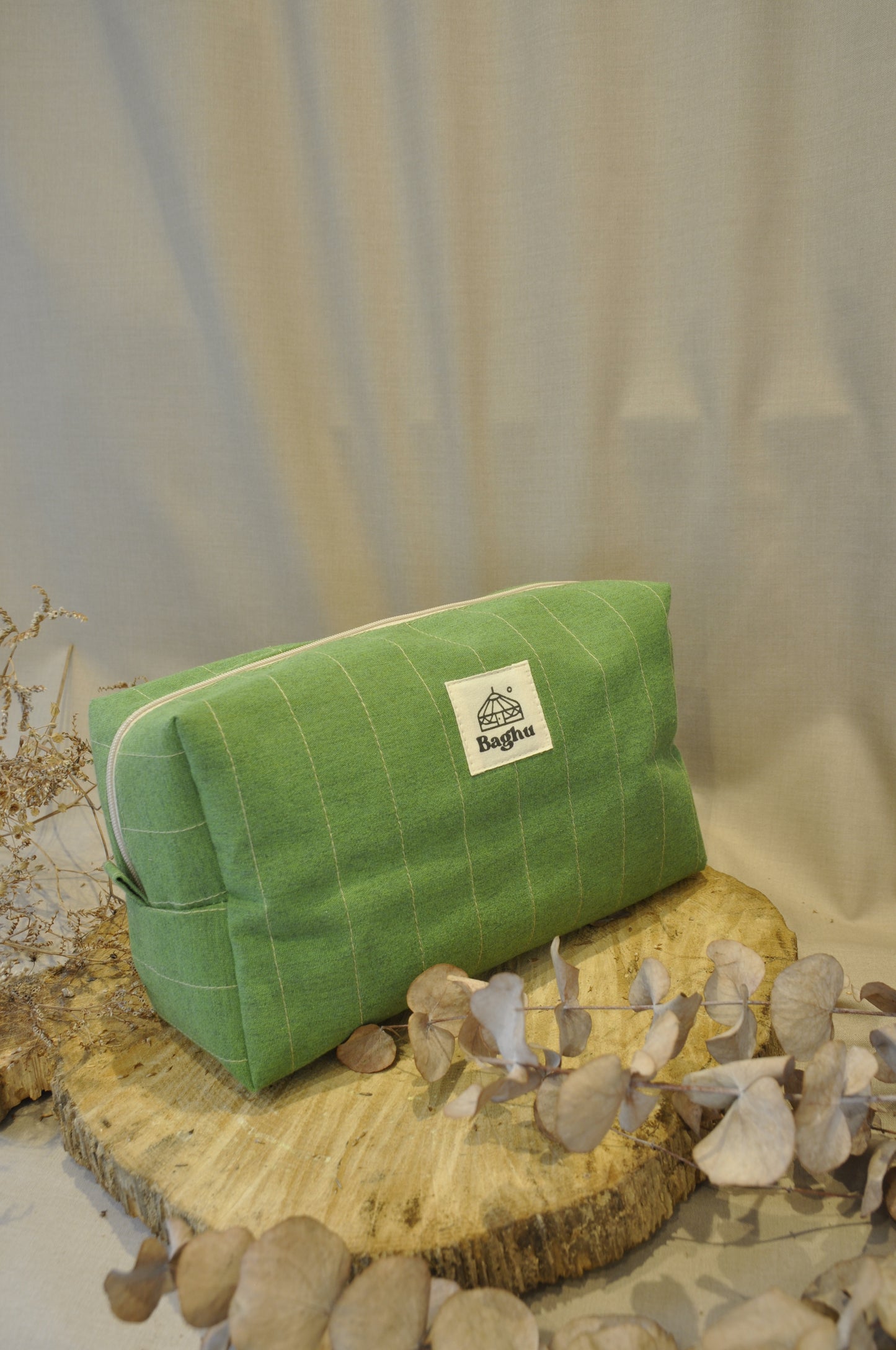 ESCAPADE - trousse de toilette - Taille M - upcyclé - toile de yourte - fait en Belgique - vert clair chiné